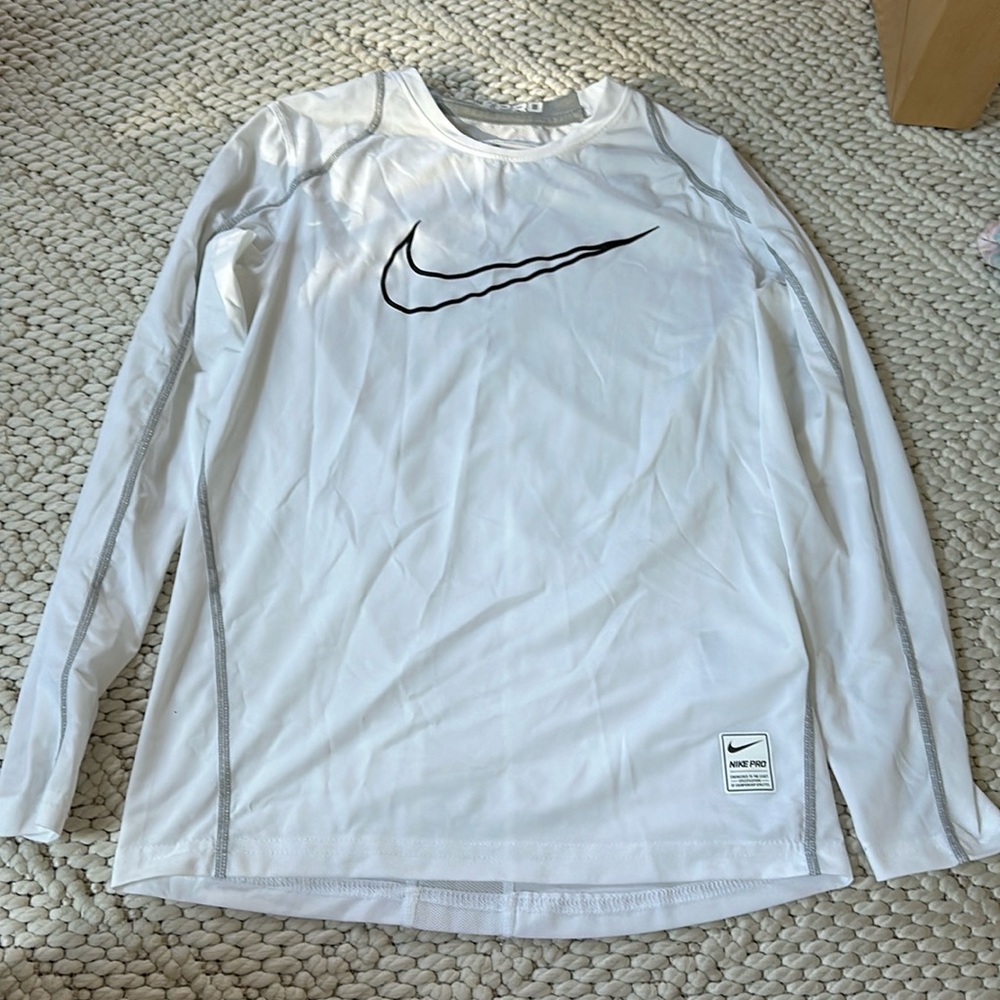 Preowned good condition Nike pro dri fit fitted Size M.